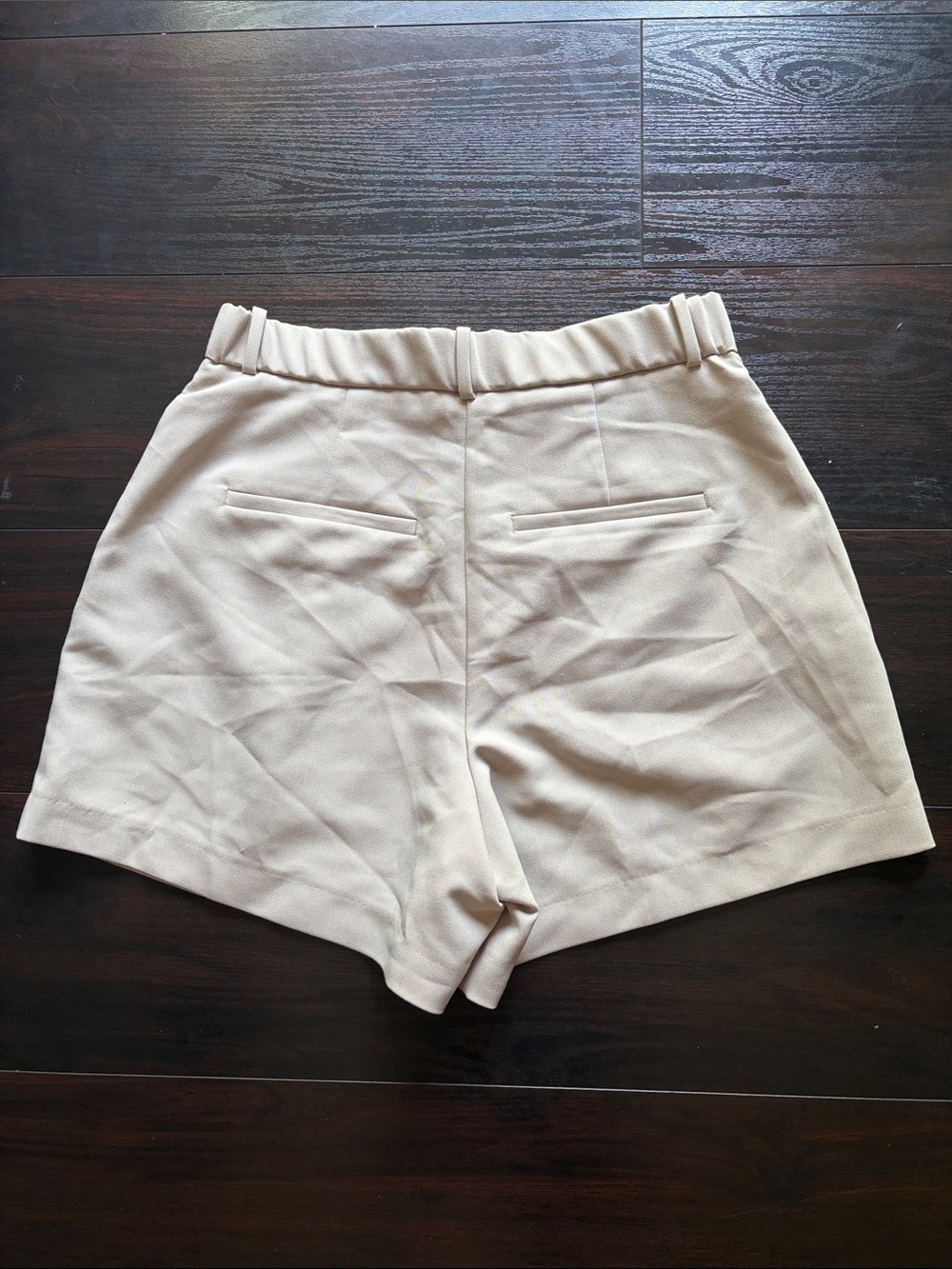 Abercrombie & Fitch High Waist Pleated Shorts in Light Beige - Picture 3 of 3